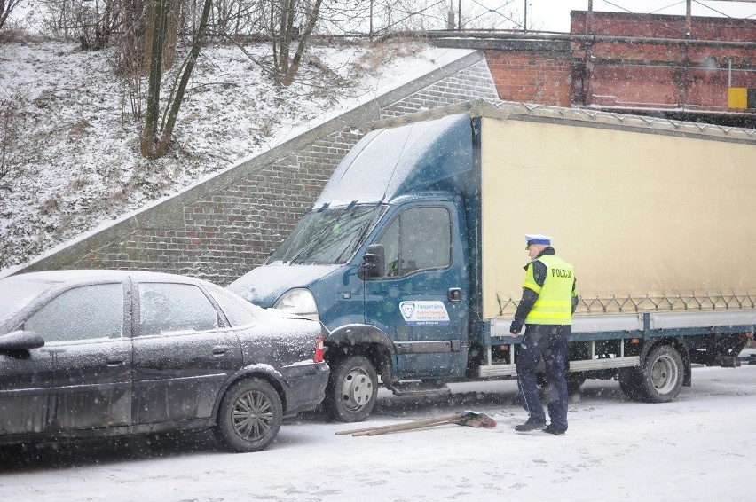 Śrem: lód na drogach. Wypadek pod wiaduktem nad ul. Powstańców Wielkopolskich  [ZDJĘCIA]