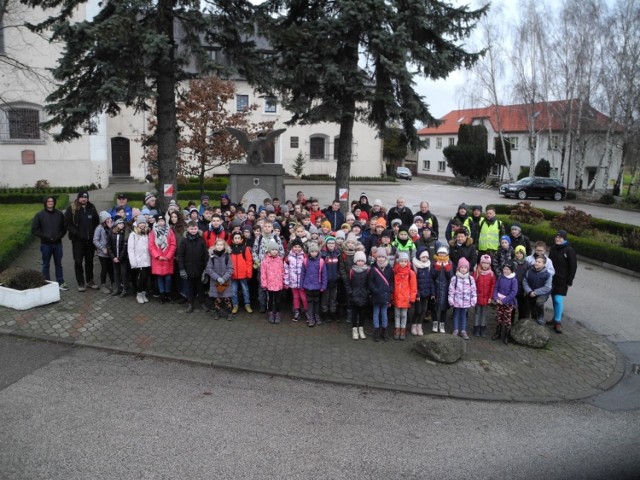 Już po raz 16. Szkoła Podstawowa im. Powstańców Wielkopolskich w Pakości była organizatorem rajdu "Powstańczym Szlakiem". 

Rajd zakończył obchody Święta Patrona Szkoły, obok uroczystej akademii, mszy i złożenia kwiatów pod Pomnikiem Powstańców Wielkopolskich stał się nieodłączną tradycją szkoły. Impreza zgromadziła rekordową liczbę uczestników z całej gminy. Na miejsce startu przybyło 106 uczniów oraz 16 opiekunów, nauczycieli, rodziców i sympatyków. Bardzo miłym akcentem był udział absolwentów szkoły. 

Rajd połączony jest z marszami na orientację, rozpoczyna się zawsze w miejscu skąd 101 lat temu wyruszyli w styczniu do Inowrocławia powstańcy z Pakości - przy pomniku orła z zerwanymi kajdanami. 

Tutaj uczestników przywitał burmistrz Pakości Zygmunt Groń, złożono kwiaty, przypomniano ten kawałek historii i uczestnicy ruszyli w teren. W Kościelcu czekał już ciepły poczęstunek i ognisko z pieczonymi kiełbaskami. Rozwiązano konkurs na orientację i uczniowie przed powrotną drogą zapalili jeszcze znicze na grobach poległych powstańców na kościeleckim cmentarzu. 

- Naoczni uczestnicy tamtych bohaterskich wydarzeń już nie żyją, więc rolą nauczycieli, rodziców i dziadków jest przypominanie, że również w pakoskich dzieciach płynie powstańcza krew - podkreśla Julita Gotowska z SP w Pakości. Za naszym pośrednictwem dziękuje Szkole Podstawowej w Kościelcu za gościnę.