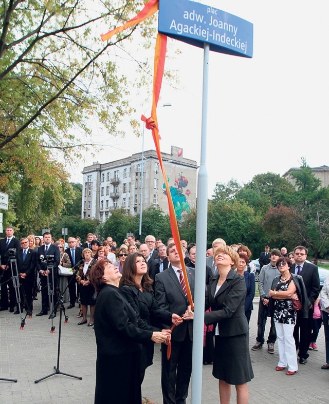 Plac przy Sądzie Apelacyjnym i Okręgowym w Łodzi od strony ul. Uniwersyteckiej ma od niedzieli nową nazwę. To pl. Joanny Agackiej-Indeckiej, łódzkiej mecenas, najmłodszej prezes Naczelnej Rady Adwokackiej, która zginęła tragicznie 10 kwietnia 2010 roku w katastrofie lotniczej pod Smoleńskiem.