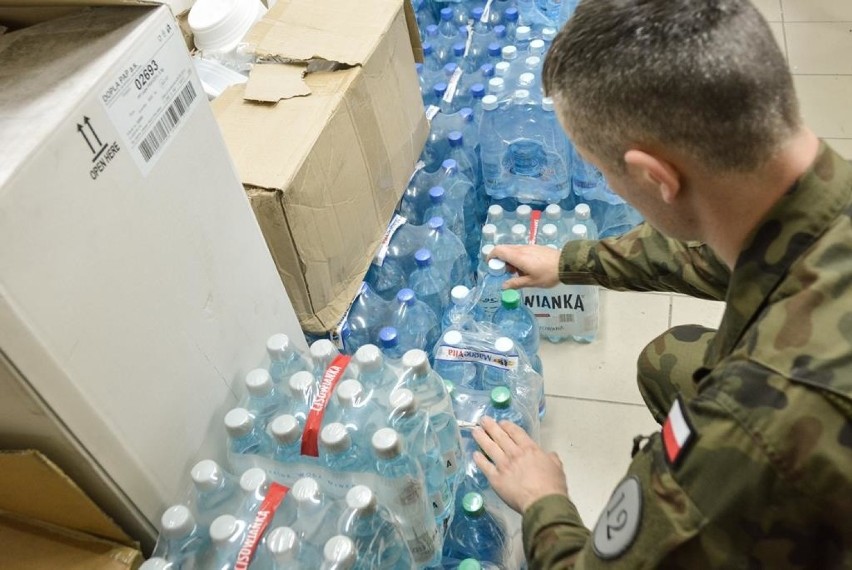 Żołnierze 12 Brygady Zmechanizowanej pomagają pracownikom szpitala [ZDJĘCIA] 