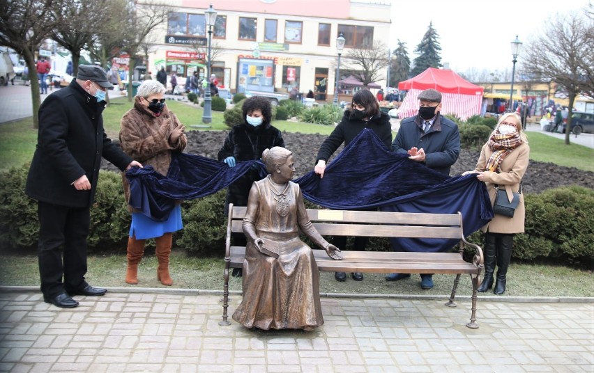 Ławeczka Jadwigi Młodowskiej, patronki IV  LO w Chełmie, stanęła na placu Kupieckim. Zobacz zdjęcia