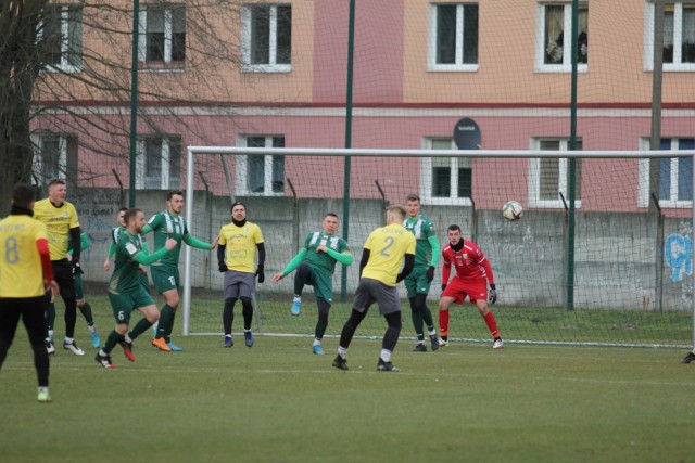 Piłkarze Olimpii (zielone stroje) w ostatnim sparingu pokonali KS Kutno 5:0.

Aby zobaczyć zdjęcia ze sparingu przesuń gestem lub strzałką w prawo>>>