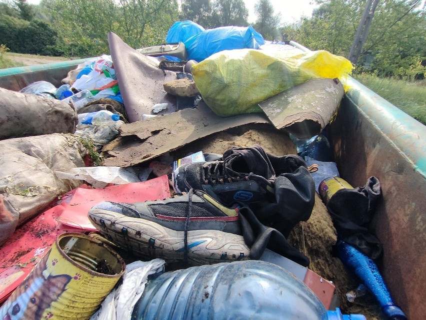 Władze Kostrzyna nad Odrą sprzątają dzikie wysypiska śmieci....