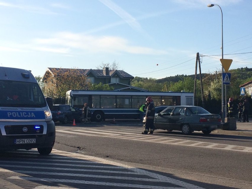 Wypadek samochodu z autobusem w Wejherowie