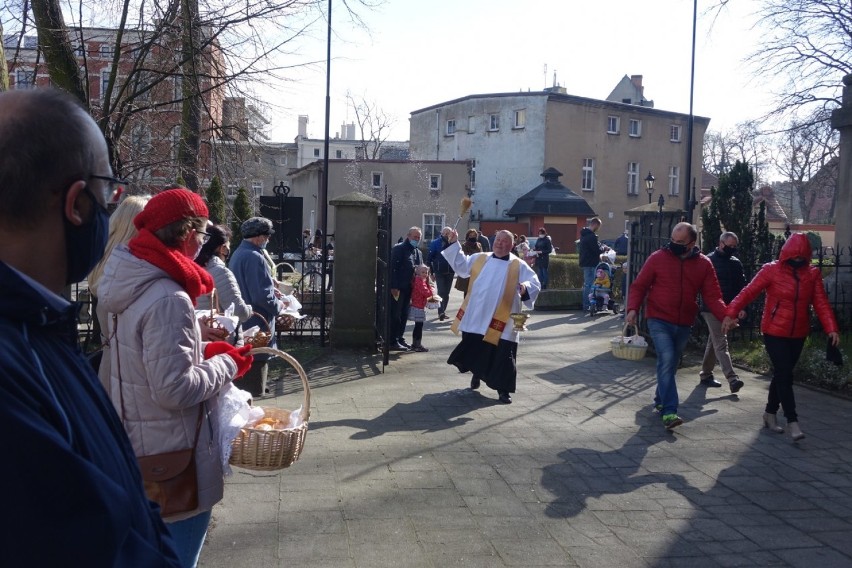 Święconka 2021 w parafiach w Lesznie. Wierni tłumnie przybyli na święcenie pokarmów. Księża apelują o przestrzeganie obostrzeń [ZDJĘCIA]