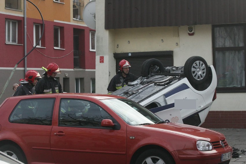 Wypadek na ulicy Lotniczej w Legnicy (ZDJĘCIA)