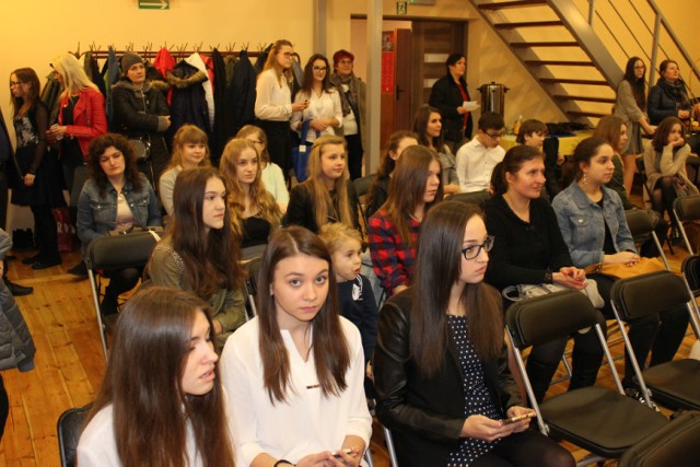 W festiwalu piosenki w Opatówku udział wzięło blisko 100 uczniów