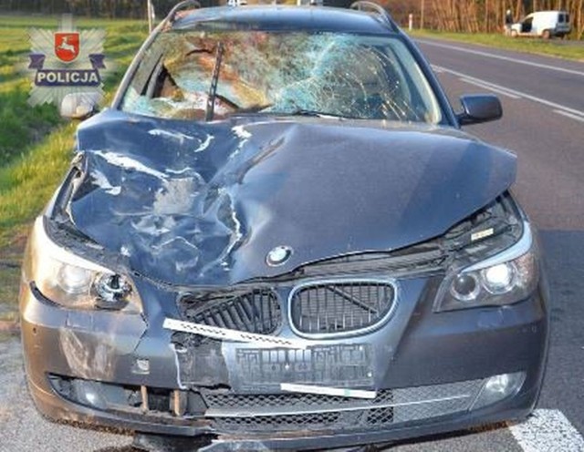 Auto, którym podróżowali mężczyźni zostało poważnie uszkodzone