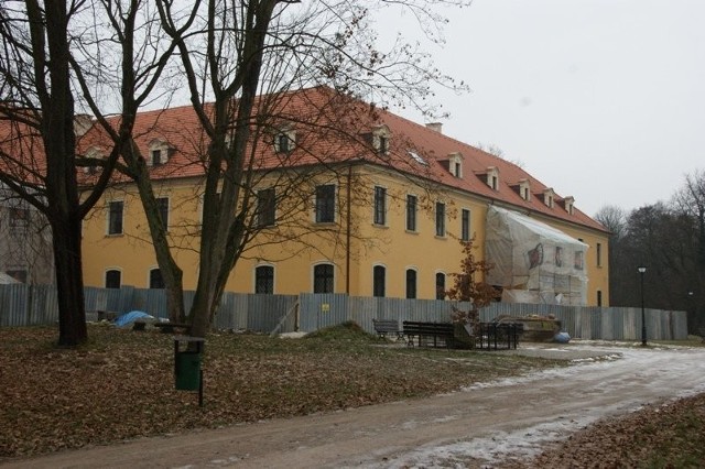 Kuźnia Raciborska
Zakończony został kolejny etap odnawiania elewacji w Pocysterskim Zespole Klasztorno-Pałacowym w Rudach. Konserwacji poddano ostatnio znaczne fragmenty elewacji wschodniej pałacu.
Projekt "Rekonstrukcja i konserwacja elewacji Pałacu Opata i Klasztoru oraz zabytkowych elementów wnętrza XIII - wiecznego Zespołu kosztuje 480 tys. zł.