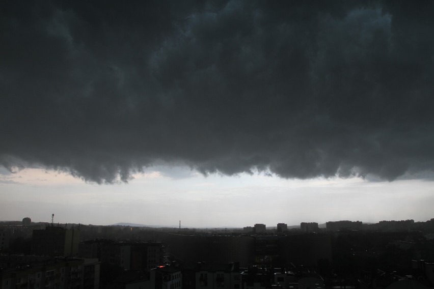 Instytut Meteorologii i Gospodarki Wodnej wydał dla powiatu pleszewskiego ostrzeżenia drugiego stopnia przez burzami z gradem i upałami