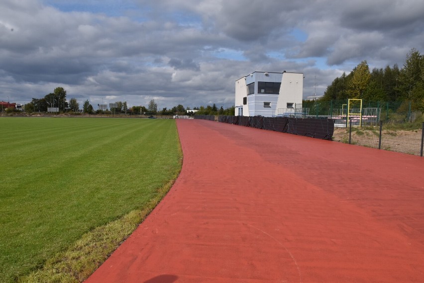Modernizacja stadionu OSiR w Człuchowie na ostatniej prostej. Sportowcy będą mogli korzystać z obiektu jeszcze tej jesieni ZDJĘCIA Z BUDOWY