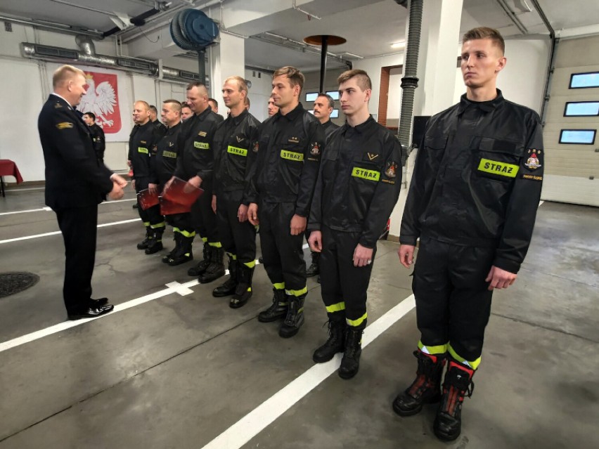 PSP w Piekarach Śląskich ma nowych strażaków. Złożyli już ślubowanie