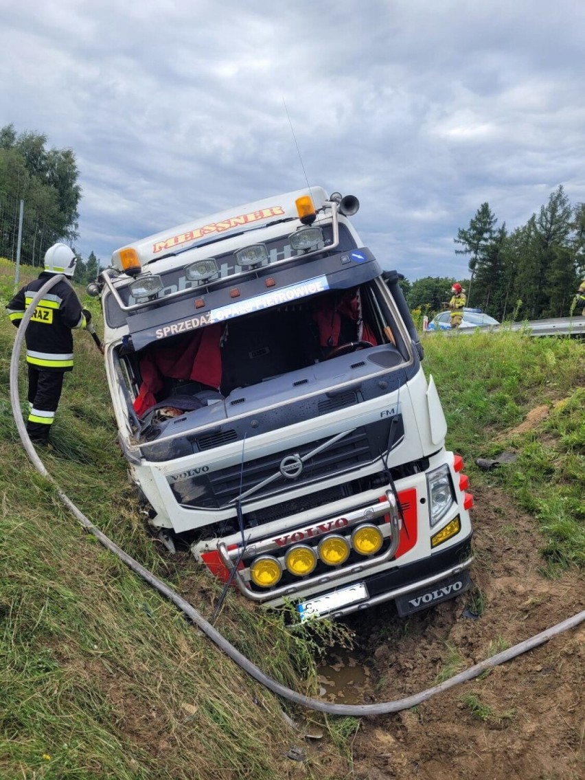Wypadek na DW 935 w Rybniku. Ciężarówka wpadła do rowu, kierowca wypadł przez przednią szybę