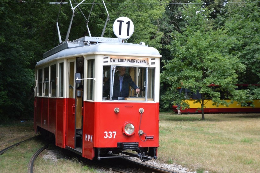 Takie tramwaje pojawiły się w Łodzi w 1957 roku i były...