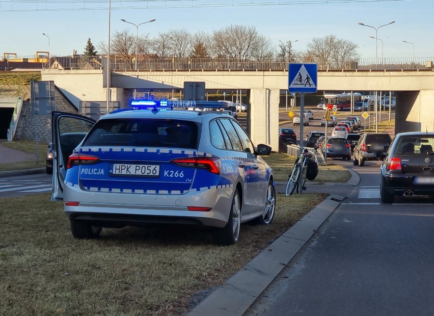 Rowerzystka ranna w wypadku w Przemyślu. Samochód potrącił ją na przejeździe rowerowym [ZDJĘCIA]