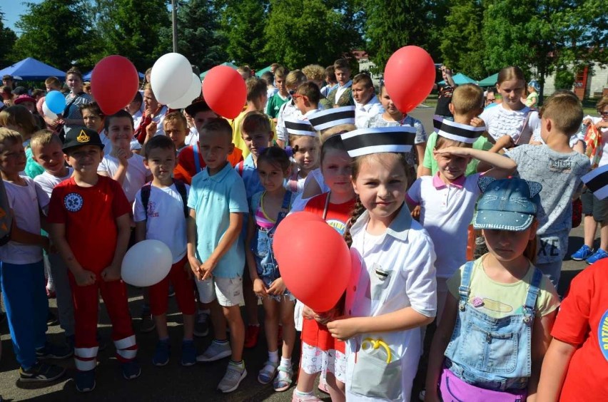 Stare Pole. Podczas święta szkoły sto balonów na 100-lecie odzyskania przez Polskę niepodległości