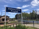 Zielona Góra. Z jednej strony chodnik, z drugiej niebezpiecznie. A na stację kolejową trzeba się dostać. Co na to miasto? 