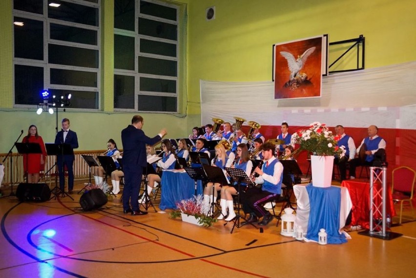 Orkiestra Dęta Parafii Królików wystąpiła w Szkole Podstawowej w Białobłotach