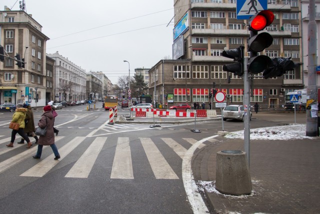 Skażenie powietrza na Woli. "Mieszkańcy znów skarżą się na uciążliwy odór, taki sam jak wtedy, gdy w powietrzu na Woli potwierdzono znaczne przekroczenie stężenia rakotwórczego benzenu i toulenu" - alarmuje radna dzielnicy Anna Skubida. W których miejscach sytuacja jest najgorsza?