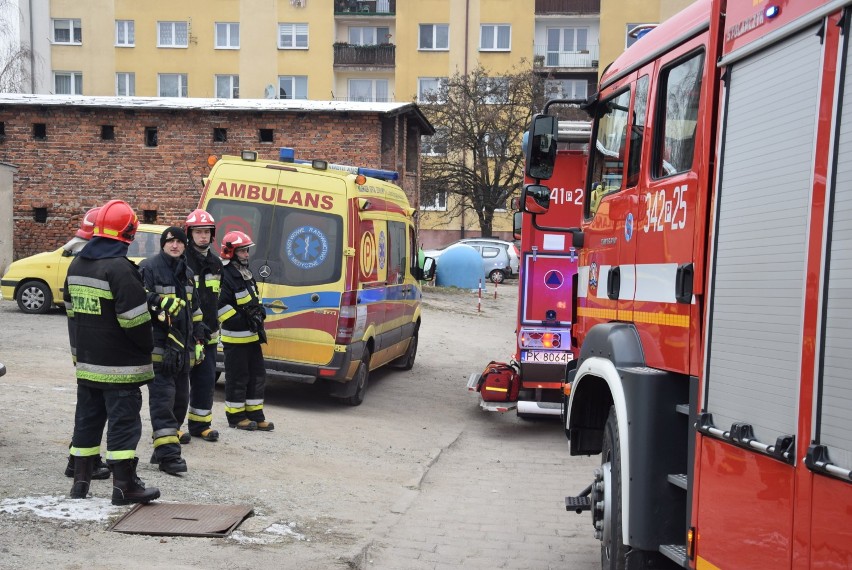 Pożar w budynku przy ul. Kordeckiego w Kaliszu. Ucierpiały dwie osoby ZDJĘCIA