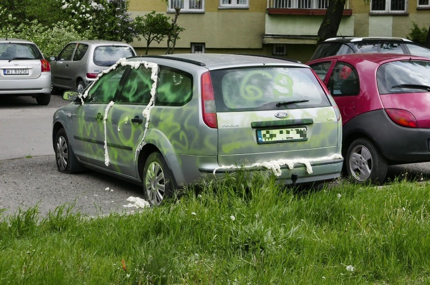 Zdewastowany samochód na Targówku. Przebite opony i pomalowana karoseria