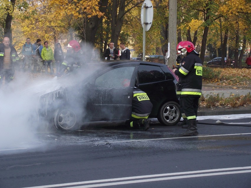 Głogów: Auto stanęło w płomieniach (Zdjęcia i film)