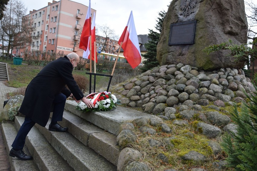 Starosta Krzysztof Lis składa kwiaty