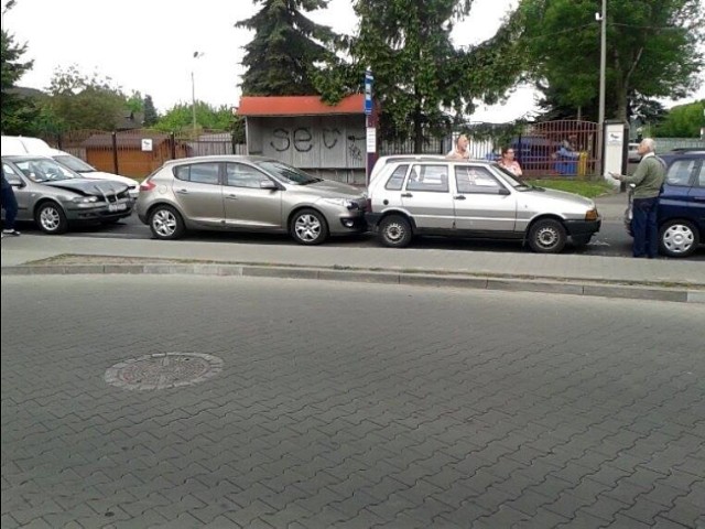 Kolizja samochodów na ulicy Konopnickiej