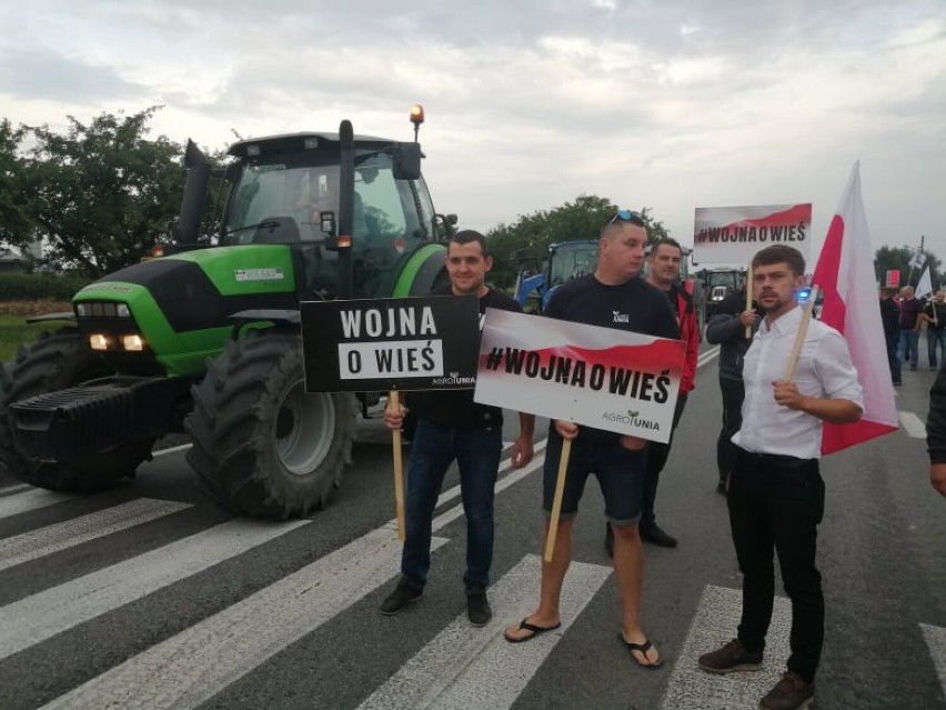Protest rolników na DK12 pod Piotrkowem. Agrounia...