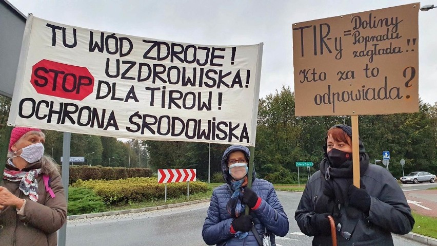 Stary Sącz. Mieszkańcy Doliny Popradu zablokowali rondo. Protestują przeciwko budowie obwodnicy tranzytowej pod ich domami [ZDJĘCIA]