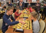 Turniej szachowy w sali sesyjnej ratusza w Koronowie