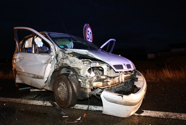 Wypadek w Twardosławicach na skrzyżowaniu z A1. Ciężarówka staranowała renault. Kierowca wjechał na czerwonym 