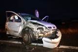 Wypadek w Twardosławicach na skrzyżowaniu z A1. Ciężarówka staranowała renault. Kierowca wjechał na czerwonym [ZDJĘCIA]