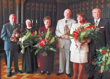 Na zdjęciu laureaci nagrody im. św. Kamila z pamiątkowymi statuetkami. Foto: IRENEUSZ DOROŻAŃSKI