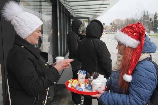 Kasia Cyran z agencji reklamowej Dominator (z lewej) częstowała krówkami i kawą pasażerów na przystanku na alei IX Wieków Kielc. Podróżni chętnie osładzali sobie tutaj czekanie na autobus.