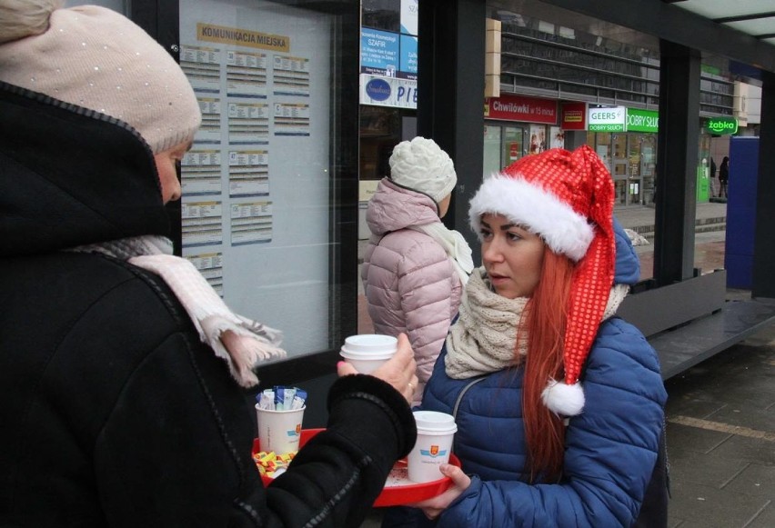 Częstowali czekających na autobus krówkami i kawą. Sympatyczna akcja na mikołajki w Kielcach
