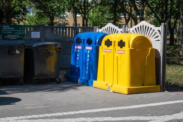 Zmiany w segregacji odpadów. Ministerstwo Klimatu i Środowiska proponuje powrót do segregacji na 3 pojemniki i indywidualne rozliczanie mieszkańców bloków.