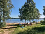 Tłumy plażowiczów nad zalewem Chechło-Nakło. Ponad kilometrowy sznur aut czekał na wjazd!