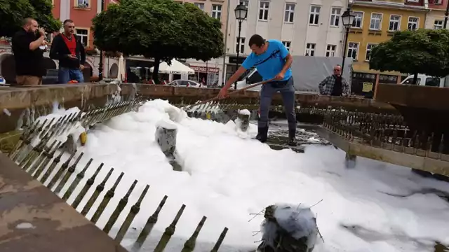 Ktoś wlał szampon do fontanny w wałbrzyskim rynku Pracownicy ZDKiUM usuwają pianę