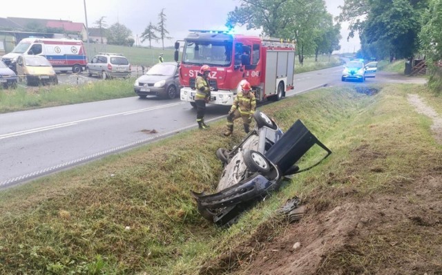 Kierowca osobówki może mówić o sporym szczęściu, z dachowania wyszedł bez szwanku.