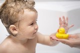 Zabawki do kąpieli dla dzieci i niemowląt. Podpowiadamy, jak wybrać bezpieczne zabawki dla małych dzieci i w jaki sposób je przechowywać