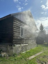 Pożar drewnianego domu pod Krakowem. Ogień wybuchł w jednym z pomieszczeń