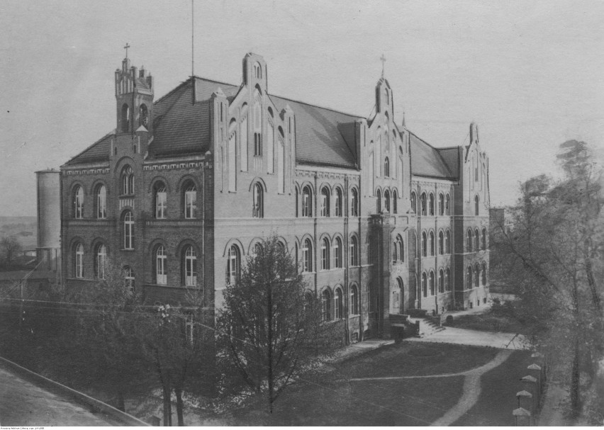 Widok zewnętrzny budynku szkolnego.

Data: 1925 - 1939