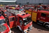 Kilkadziesiąt samochodów strażackich w centrum Poznania. Na MTP trwa zlot czerwonych samochodów!