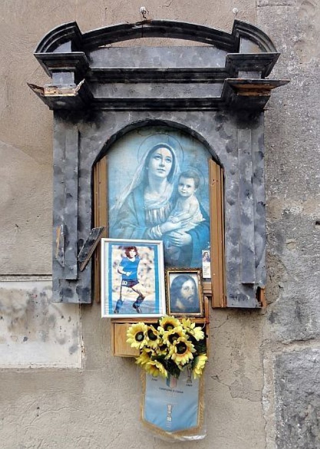 Kapliczka Neapol - Madonna z Maradona . foto . Dario Assisi