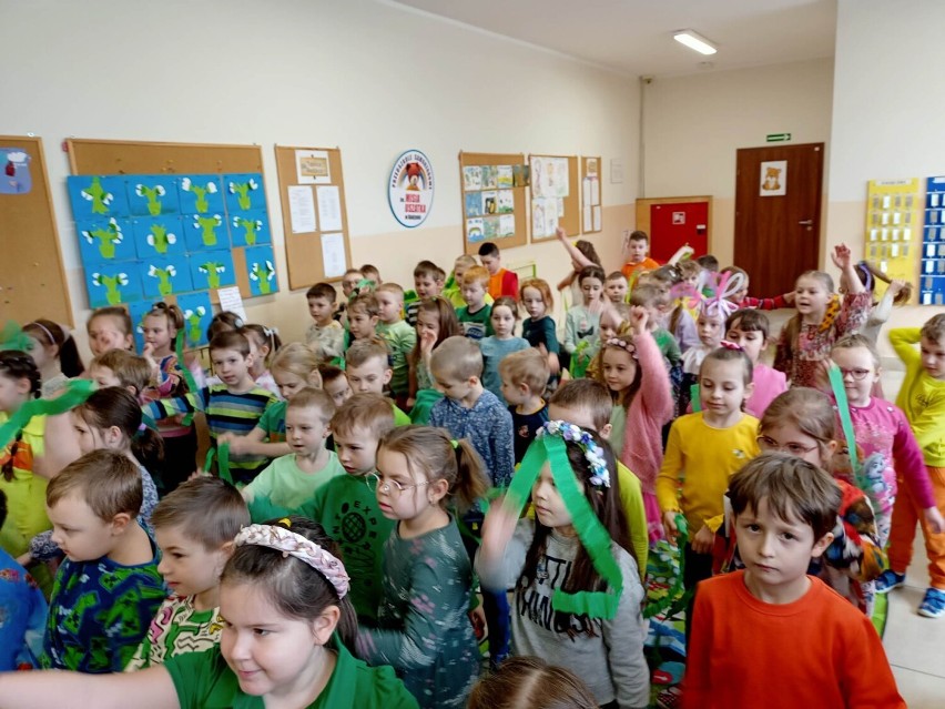 Przedszkolaki z Budzynia radośnie powitały pierwszy dzień wiosny 