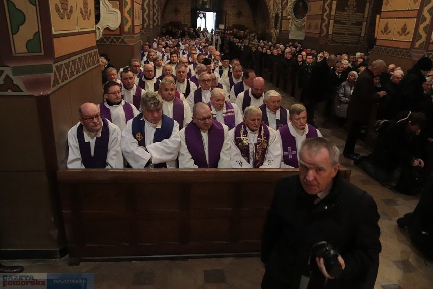 Pogrzeb biskupa Bronisława Dembowskiego w katedrze we...