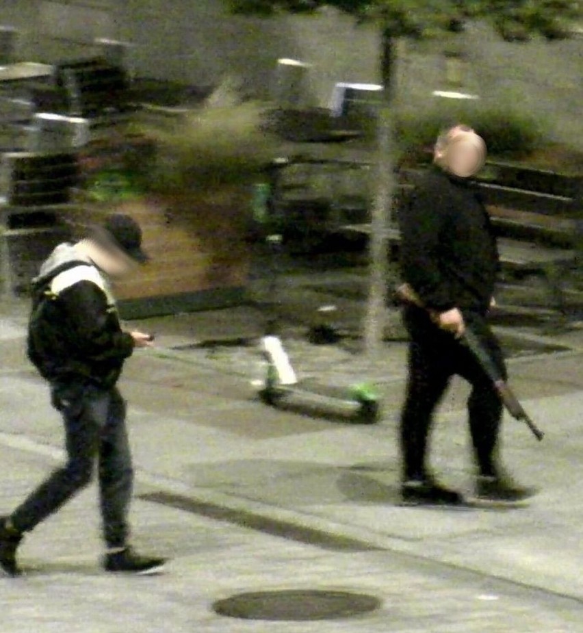 Po deptaku w Kielcach spacerował mężczyzna z długą bronią! Zobaczcie zdjęcia