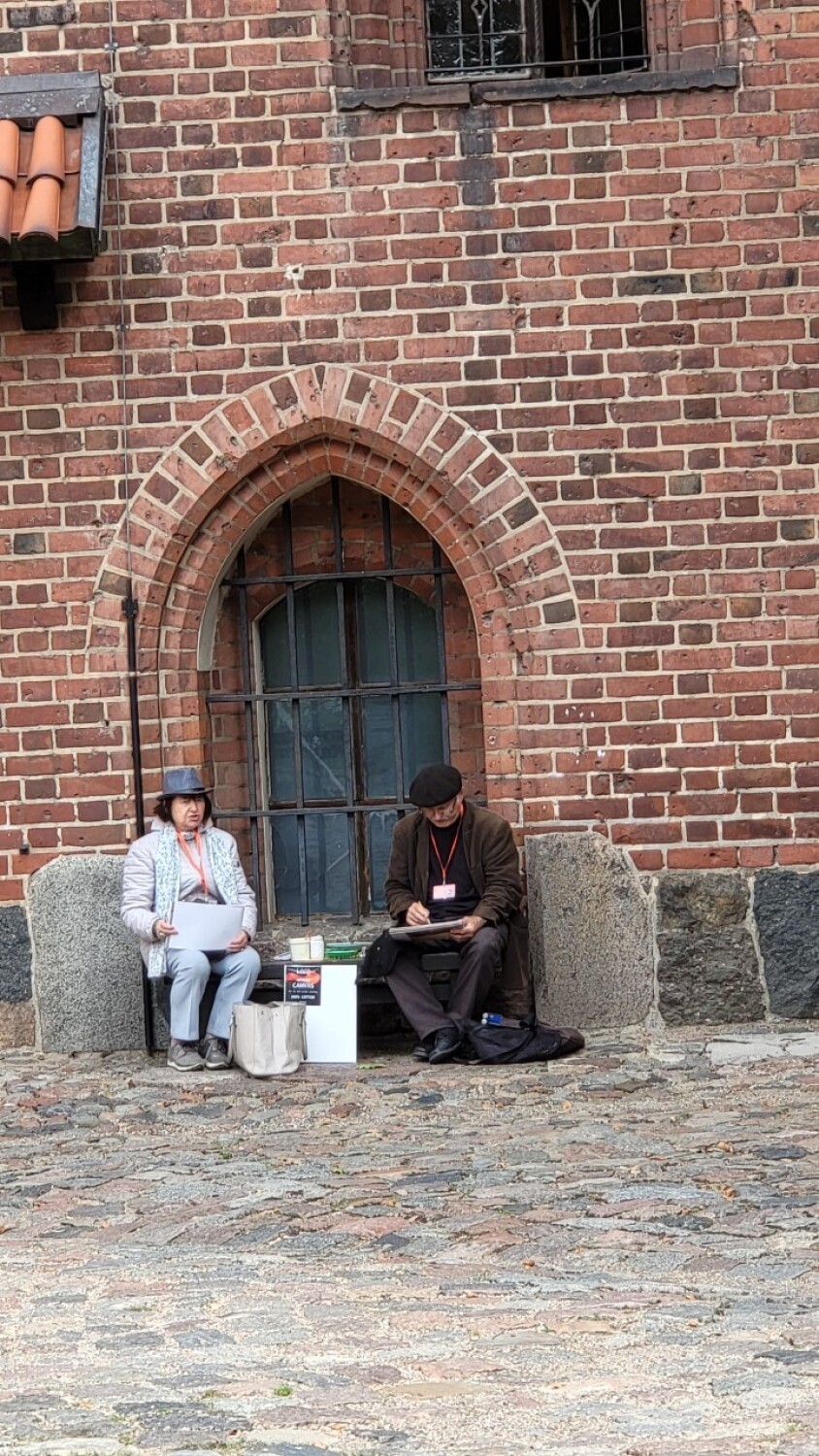 Malbork. Wybrali zamek na plener malarski. Artyści niepełnosprawni przyjechali na ogólnopolskie spotkanie 