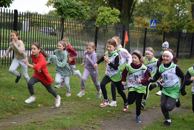 W biegach wzięło udział ponad 120 uczestników z 6 szkół podstawowych i z 3 szkół średnich